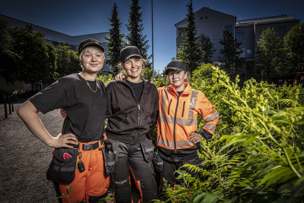 Driftsteam i arbeidsklær utendørs – drift og vedlikehold av eiendom i Bergen