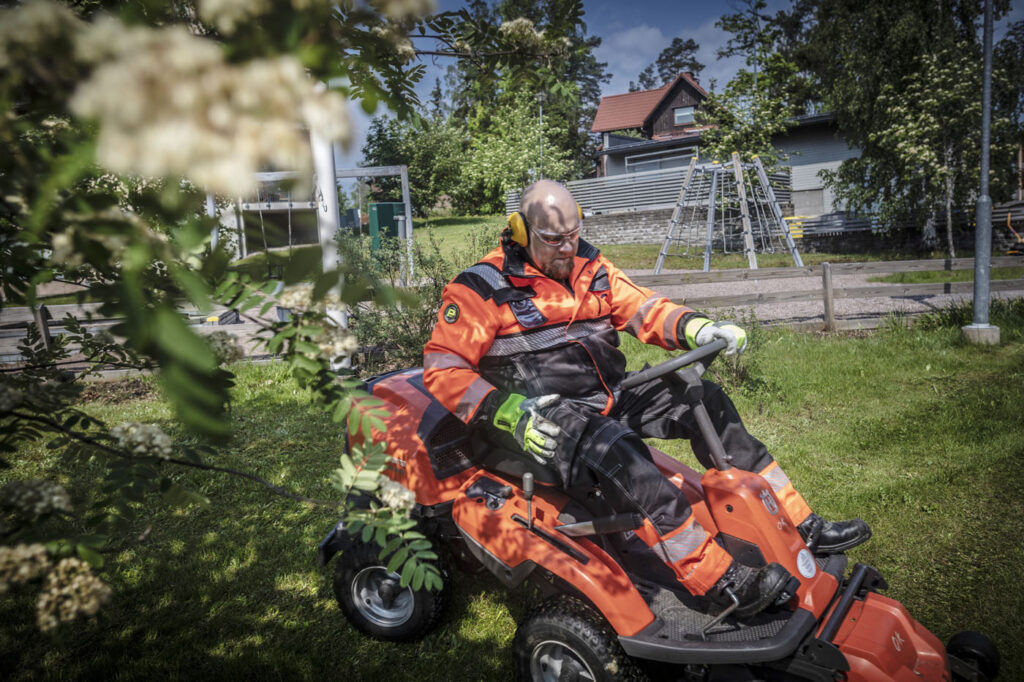 Klipping av gress på uteområde – grøntskjøtsel for borettslag i Bergen