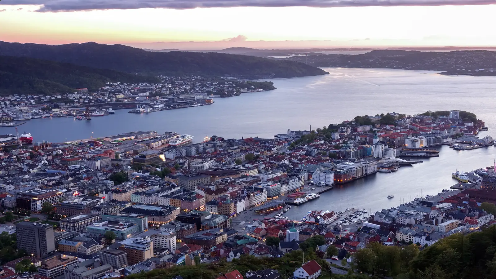 Bergen sett ovenfra med havnen – eiendomsservice i Bergen