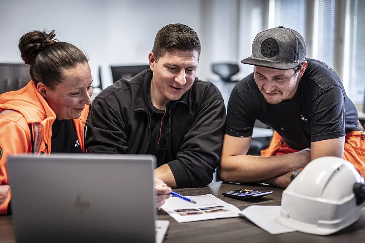 Håndverkere planlegger oppussingsprosjekt – oppussing og renovering i Bergen