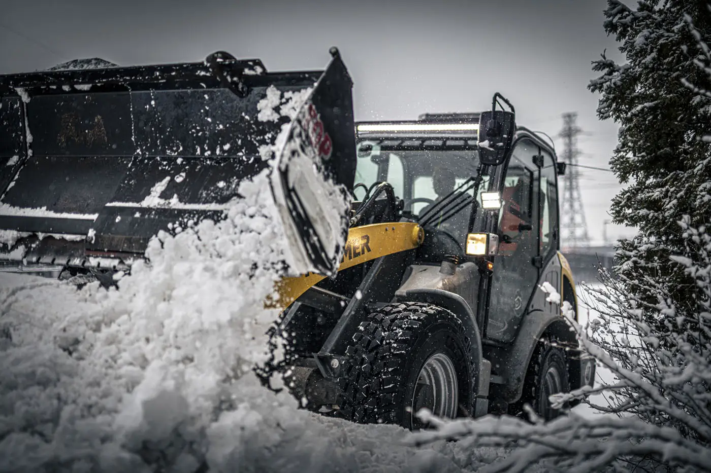 Traktor rydder snø i boligområde – snørydding og brøyting i Bergen